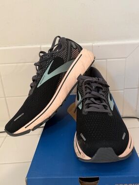 Broooks Ghost 14 Athletic Shoe Size 9 Worn Twice